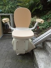 Treppenlift Firma Acorn  - Modell Superglide 130 Straight Stairlift außen /links