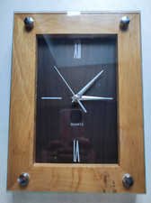Wanduhr aus Holz und Glas