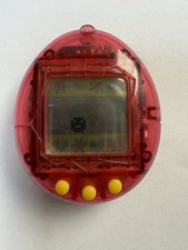 Bandai Original Tamagotchi Gen 1 (1997) – Transparent Rot mit gelben Knöpfen