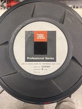 Ein Paar JBL 2204