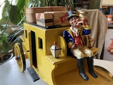 Postkutsche (alt) - Postillon - blasend - gelb - Holz -  Steingut - 65 x 19 x 20