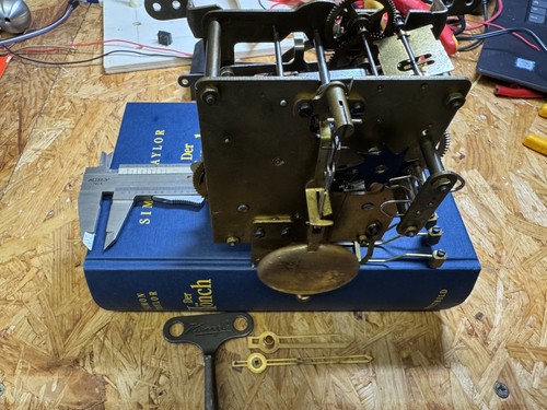 Altes uhrwerk fuer wanduhr - uhrwerk,