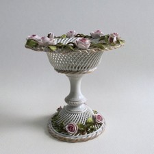 C.G. Schierholz & Co. Plaue Tafelaufsatz Porzellan Korbgeflecht Rosen Knospen