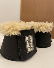 Eskadron Hufglocken mit Lammfell, schwarz, Größe M