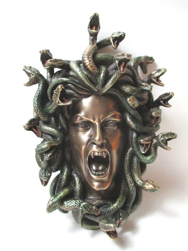 Wandrelief kopf der medusa - kopf,