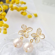 N06 Earrings White Petal with