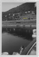 Foto Dampferfahrt (Weiße Flotte Dresden): Blick auf Güterzug, ČSSR 1968, 10x7 cm