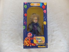 SIMBA TOYS PORZELLAN HANDBEMALT CLOWN WORLD CLOWN MIT GRÜNE WESTE H: CA 17 CM