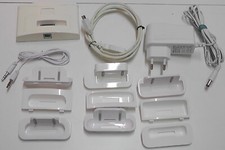 Apple iPod Dockingstation mit Zubehör und verschiedenen Adaptoren