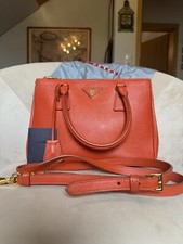 Prada Damentasche mit Zertifikat in Orang Koralle ?