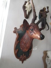 Geschnitzter Rehbock auf Holzbrett