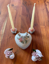 2 kleine Tauben, 2 kleine Kerzenständer, 1 Dose mit Tauben