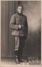 RAD Arbeitsmann Fredi in zu grosser Uniform - WK2 Foto-AK 9x14cm