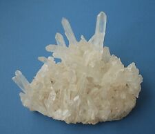 15 cm große Bergkristall Stufe aus Madagaskar mit natürliche Standfläche 550 g