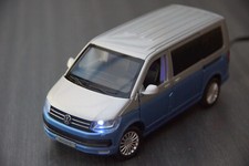 VOLKSWAGEN VW T6 BUS MULTIVAN MIT LED-BELEUCHTUNG(XENON) BLAU/SILBER  1:32