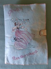 Alte Tasche "GLOVES HANDKERCHIEFS" aus Leder wird mit Taschentüchern verkauft....(selten)
