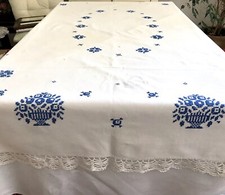 Antik Tischdecke ~160 x133 weiß blau Blumenkörbe Kreuzband Stickerei Spitze