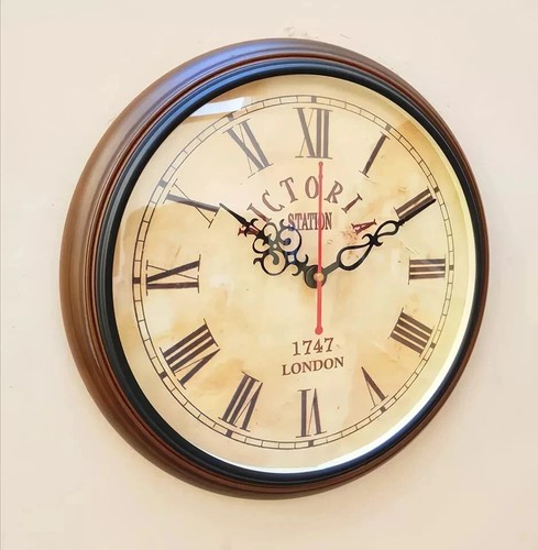 Antike wanduhr der victoria - wanduhr,