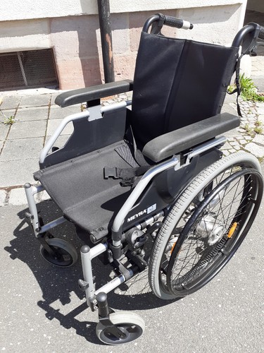 Rollstuhl mit schiebehilfe - rollstuhl,