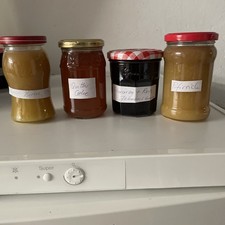 4 Gläser von verschiedenen