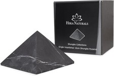 Schungit-Pyramide Wohnzimmer