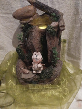 Katze Figur Zimmerbrunnen LED Gelblicht Brunnen Gras Organza grün