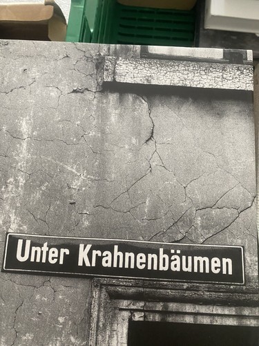 Unter krahnenbäumen ist ein - unter,