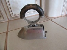 altes kleines Bügeleisen Reise Haushalt mit Eisenkern Sammler selten!!