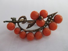 Korallen Brosche mit Saatperlen im Jugendstil