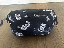 Jack Wolf Skin Kulturtasche Zum Aufhängen Blau mit Lila Blumen Gebraucht