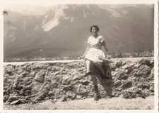 altes Original Fotos. Urlaub in Tirol ,hübsche Frau auf Mauer. 1963.. ( G 3 )