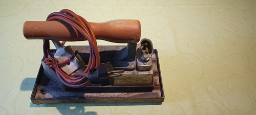 Altes elektrisches bügeleisen - altes,
