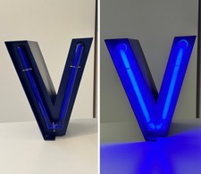 Neonbuchstabe "V" 23cm blau