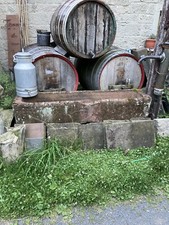 Historischer Sandsteintrog Brunnen Steintrog antiker Natursteintrog