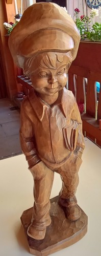 Große holzfigur junge mit - große,