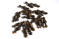 4x Antike kleine Holz Säulen Zierteile gedrechselt Vertiko Tisch Stuhl Uhr