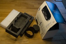 Originalkarton mit Gegenlichtblende für Zoomobjektiv Samsung NX 50-150mm F2.8