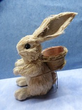 27370.  Stroh Hase mit Nest zum Befüllen   22 cm