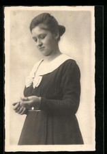 Foto-AK Frau im Kleid mit Schleife 