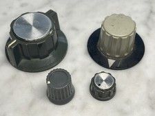 Vier graue Potiknöpfe aus Kunststoff Potentiometer Zeiger Knopf Vintage #51