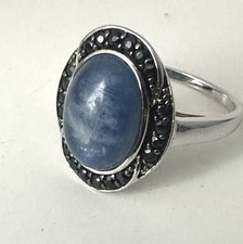 Silberring 925 mit blauem Kyanit-Kabochon und schwarzen Spinellen – gr. 60