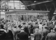 Foto mit MITROPA-Kiosk Fernbahnsteig vom Ostbahnhof Berlin, Pfingstreffen  1967