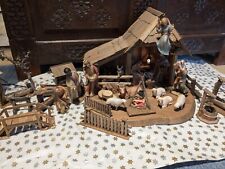 Krippenfiguren mit Stallgebäude und Zubehör 