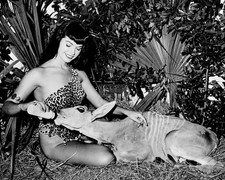 BETTIE PAGE FÜTTERT EIN