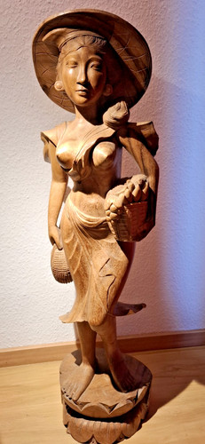 Große handgeschnitzte