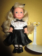 B1458) ORIGINALE BLONDE BARBIE SHELLY MATTEL VOLL BEKLEIDET MIT METALL-STÄNDER