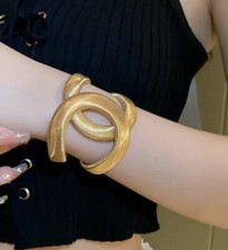 DEKORATIVE GOLDENE MANSCHETTE