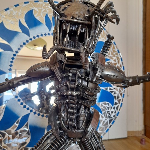 Alien predater metallskulptur - alien-predater,