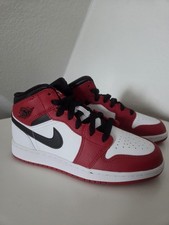Nike Jordan 1 Mid Chicago