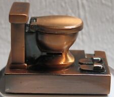 Gas-Feuerzeug aus Kupfer in Form einer Toilette mit Hausschuhen aus den 90er Jah